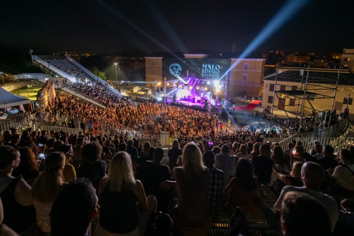 lav studio distribucija - Robe lighting i Taf truss na koncertu Morcheebe na Malom rimskom kazalištu u Puli