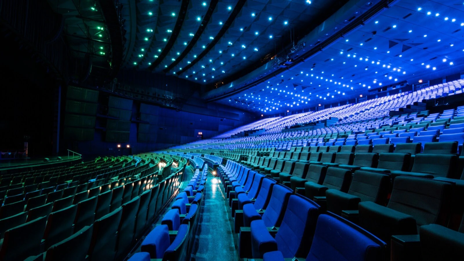 Downlight LED arhitekturalna rasvjeta Anolis Lighting integrirana u linije suvremene arhitekture - LAV Studio projektiranje i dizajn arhitekturalne rasvjete