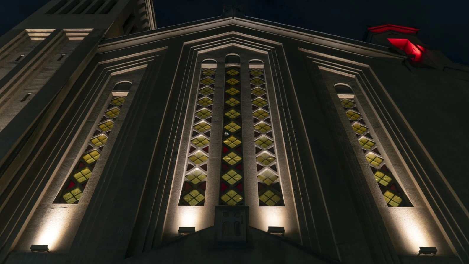 primjena Anolis arhitektonske rasvjete za osvjetljenje pročelja crkve i isticanje arhitektonskih detalja