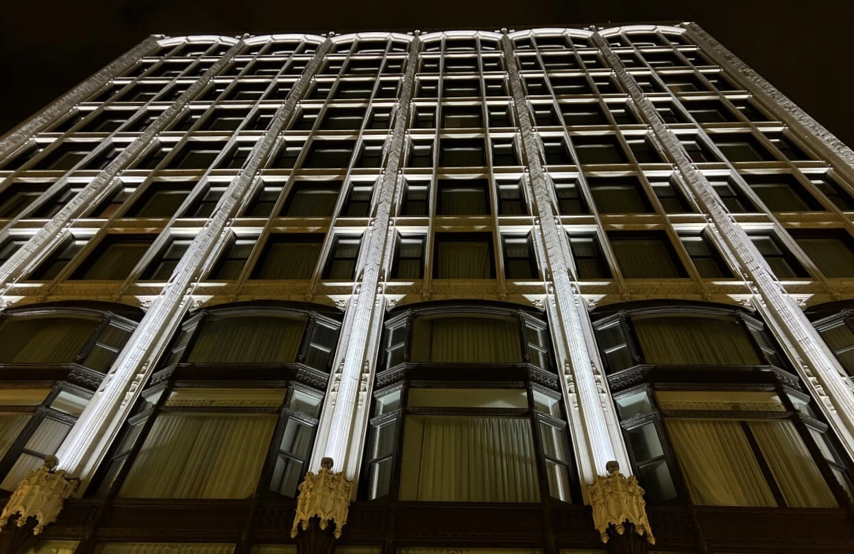 Anolis Lighting LED arhitekturalna rasvjeta na fasadi hotelske zgrade s naglašenim vertikalnim linijama